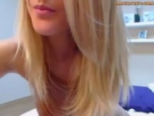 Rubia Cam Girl Masturbándose con su consolador en Webcam