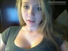 Rubia perfecta se muestra en la webcam