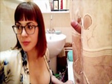 Inicio gloryhole: hermano desordenó a su chica con la hermanastra en el baño