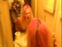 Muchacha blanca con el pelo rosado que consigue fucked por bbc en cuarto de baño