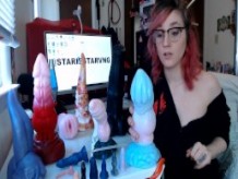 Follando múltiples juguetes grandes de Bad Dragon Toys montando un video de Nova Apollo unboxing