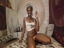 Carla Cain en la webcam Oil Up Tease Camgirl en AfroSensualCarla / chat-sessions