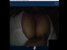 Mi novia enseñando las tetas por skype