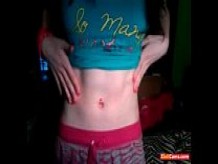 Linda adolescente apretada parpadea en la webcam chat