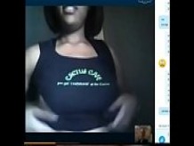 Chica sexy negra muestra tetas y culo grande para dick blanco en Skype