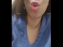 Lady lame los labios cuando ve mi polla dura (skype)