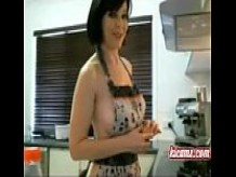 Sexy morena tetona MILF se divierte en la cocina