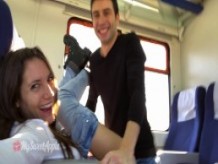 Pareja amateur follando en un tren con tratamiento facial - MySweetApple