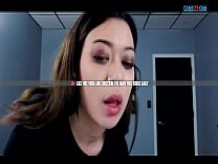 Adolescente morena se burla de sus amigos en línea en la webcam chat NOMBRE