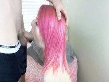 La novia de pelo rosa folla una gran polla y se pone caliente cum facial