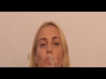 rubia petite pov girl disfruta de fumar en tu cara