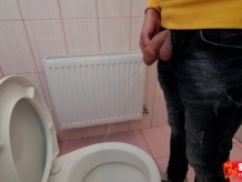 Polla incircuncisa orina en el baño de la estación