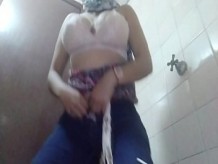 Real amateur caliente mamá árabe en hijab se masturba chorreando cremoso coño hasta mojar el orgasmo en webcam