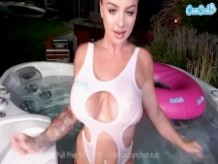 La pornstar Babe Payton Preslee se masturba en la bañera de hidromasaje frente a la webcam