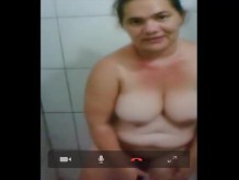 Cuando una mujer está sola en el baño en el chat 2