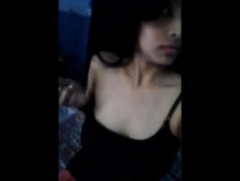 Profesora caliente mostrando tetas y haciendo video para novio