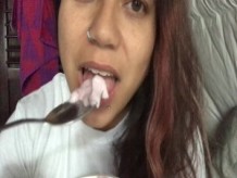 ASMR sensual yogur comiendo sonidos con mis labios chupando polla