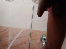 Rajesh meando en el baño