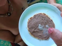 Mamada con digitación anal y comiendo una tortilla con una gruesa carga de semen esparcida sobre ella