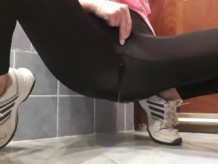 Mear desesperación en pantalones de gimnasia