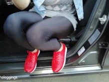 Casi me pillan masturbandome en un parqueadero publico en leggings brillantes