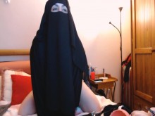 árabe milf vistiendo hijab paseos consolador