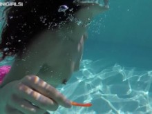 Dos chicas tetonas en un paraíso bajo el agua lleno de tetas y culo