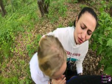 Dos Amigas Chupan La Polla En El Bosque - Mamada Trío Al Aire Libre - POV Público