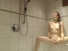 Chica sexy jugando en el baño