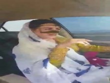 Iraní sexy hijab milf bailando en car-ahvaz city