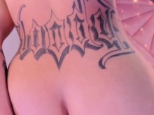 latina tatuada follando su estrecho agujero con un consolador transparente