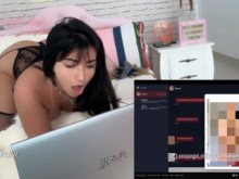 Latina sexy se corre mientras envía mensajes de texto con una IA caliente. en PORNJOURNEY.AI