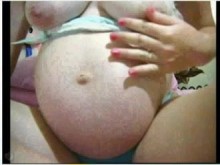 Preggo chorreando tetas