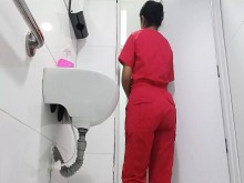 Enfermera culona grabada en baño de consultorio