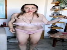 Abuela caliente Mariaold provoca con grandes tetas naturales en sujetador rosa