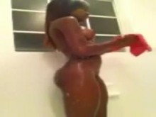 Chica negra se desnuda y se ducha