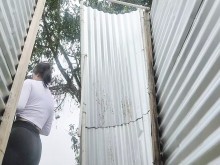 Mujer grabada en cabina de playa(LATINA BBW) )