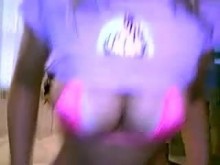 Esta chica trabaja duro en sus shows de cam