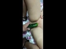 Golpeando el pepino en el coño