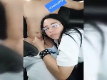 La chica guapa no tiene que pagarle al taxista y ofrece hacer una mamada