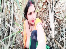 Sexy bhabhi se calienta para el sexo en el campo de azúcar