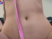 La gata cachonda probó la polla del amo y le dio el coño