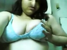 La tía india gordita se desnuda y se masturba