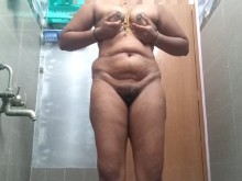 Caliente bhabhi bañándose