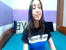 Chica aficionada picante frotando su coño firmemente en la webcam