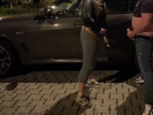 CONECTADO con una chica ORINANDO en el ESTACIONAMIENTO después del CONCIERTO, ¡FOLLADA EN PÚBLICO!