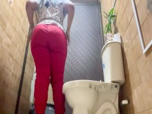 Camara amateur graba a pacientes y enfermeras meando en baño publico