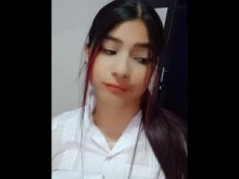 La colegiala es follada por su hermanastro después de la videollamada