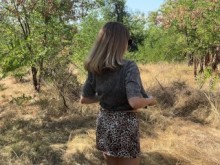 La esposa traviesa juega con pequeñas tetas en el parque público.