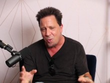 Mike Quasar: Dirigir, ponerse sobrio y esas ridículas escenas publicitarias